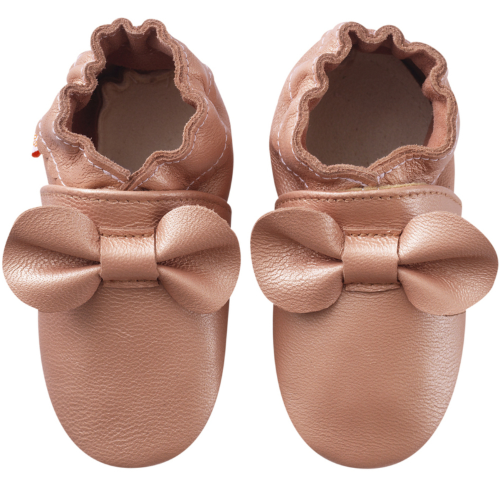 Photo des chaussons cuir souple bébé Nœuds rose irisé vue de face.