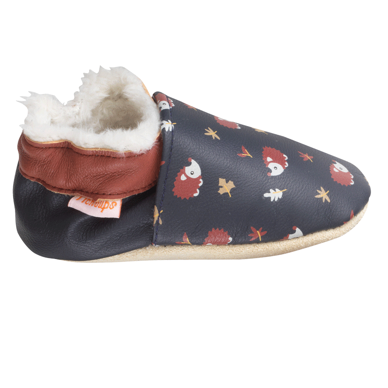 Chaussons en cuir souple fourrés pour bébé sur le thème des hérissons, vue de profil