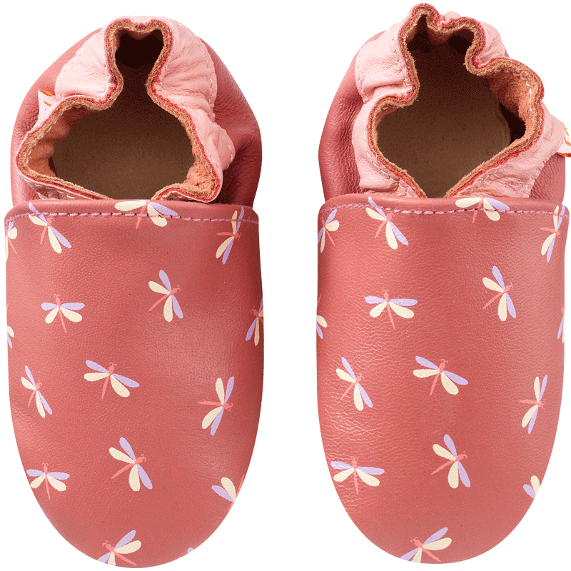 chaussons cuir souple enfant imprimé libellules sur fond rose vue de face