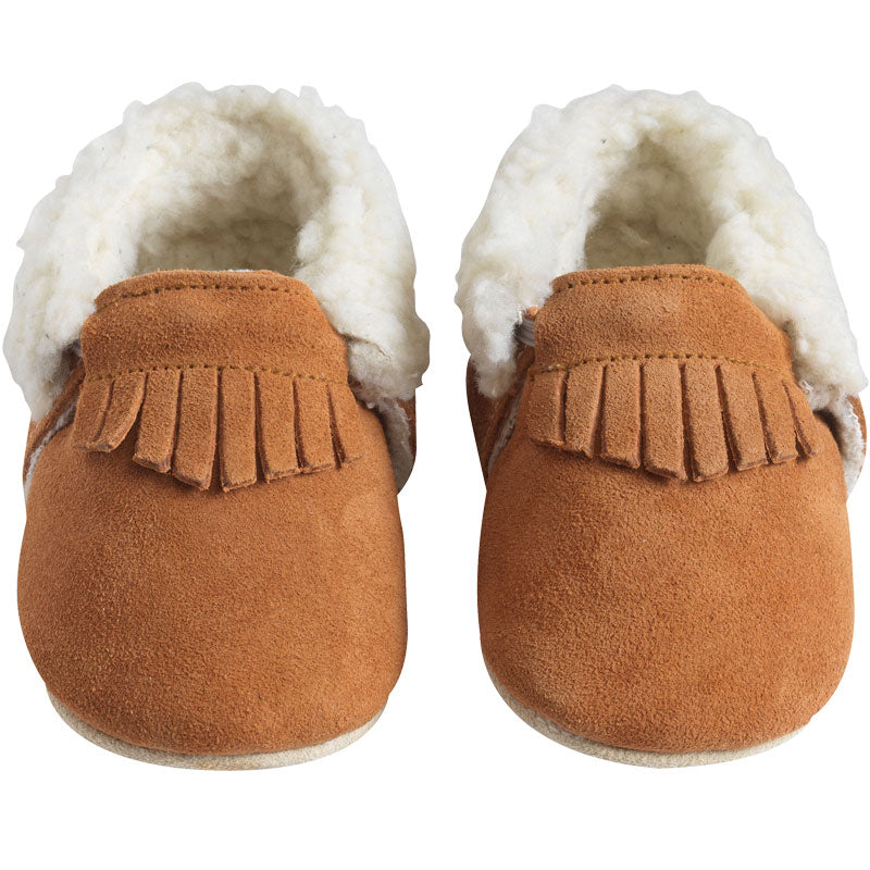 Chaussons pour enfant avec frange en cuir fourrés coloris camel, vue de face