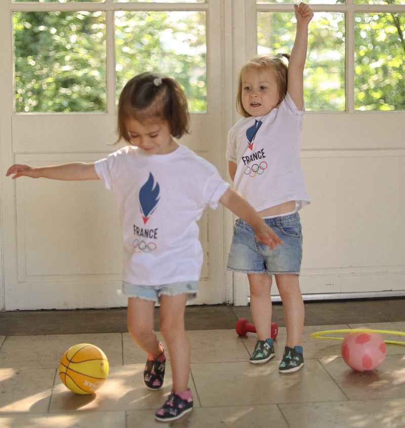 Photo des chaussons cuir souple enfant Jimmy à Paris portés par des enfants.