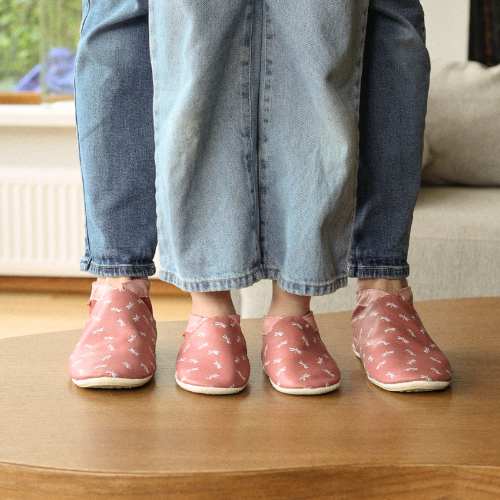 photo chaussons cuir souple libellules rose portées