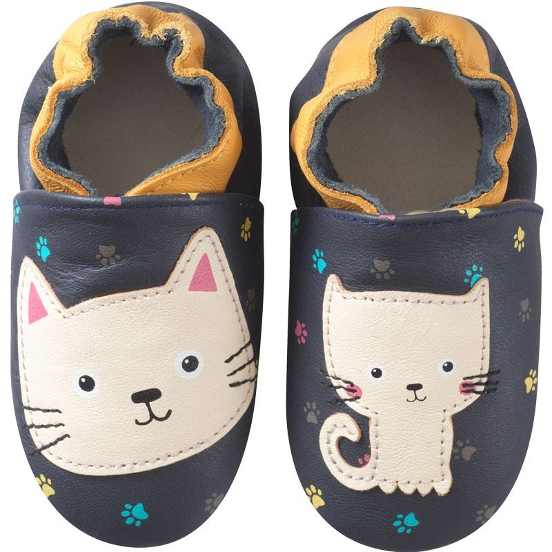 Chaussons bebe cuir souple Nina le chat prisent en photo de face.
