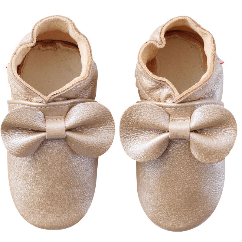 Photo des chaussons en cuir souple bébé Noeuds beige irisé vue de face.