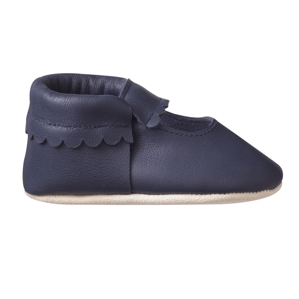 Vue de profil des chaussons cuir souple  bébé ouvert marine.