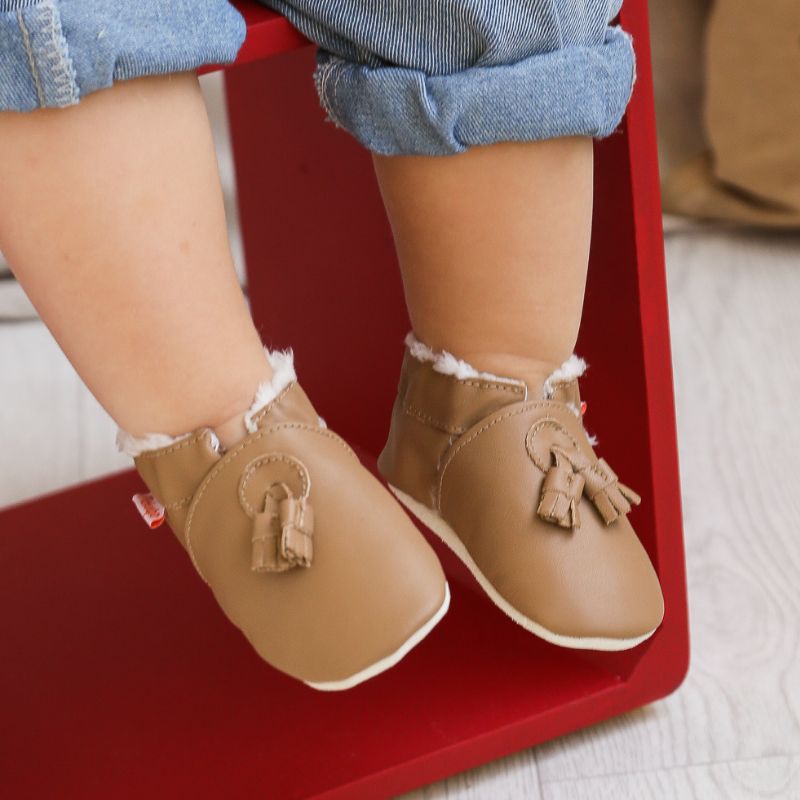 Chaussons cuir souple bebe pampilles fourrés café portés par un bébé