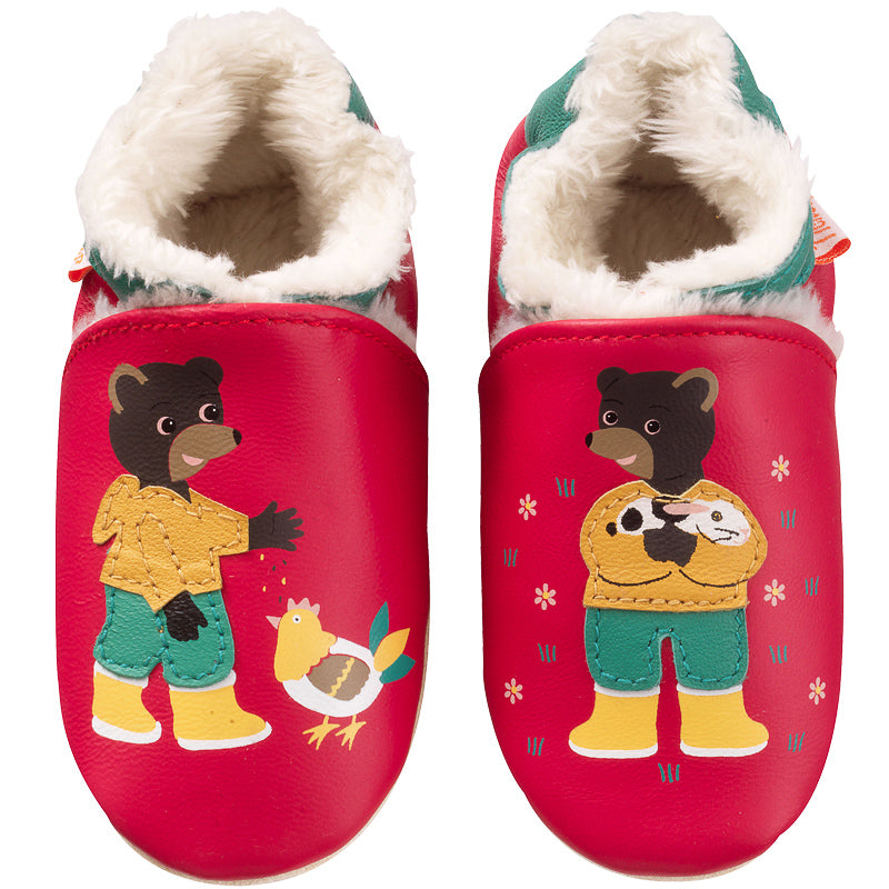 Chaussons bebe cuir souple fourre petit ours brun à la ferme vue de face