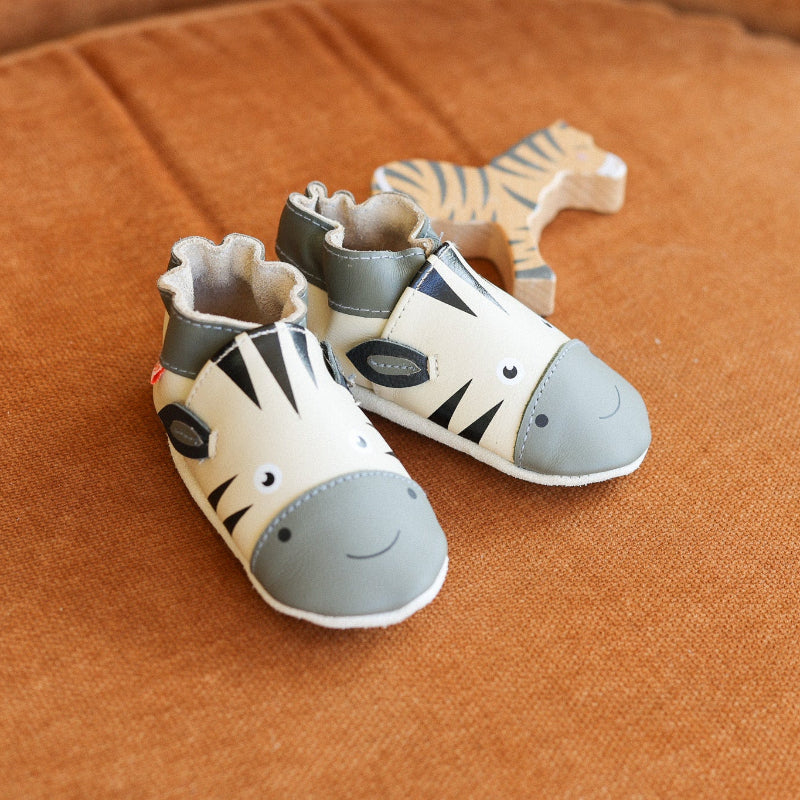 Chaussons bebe cuir souple Zack le zèbre mis en ambiance 
