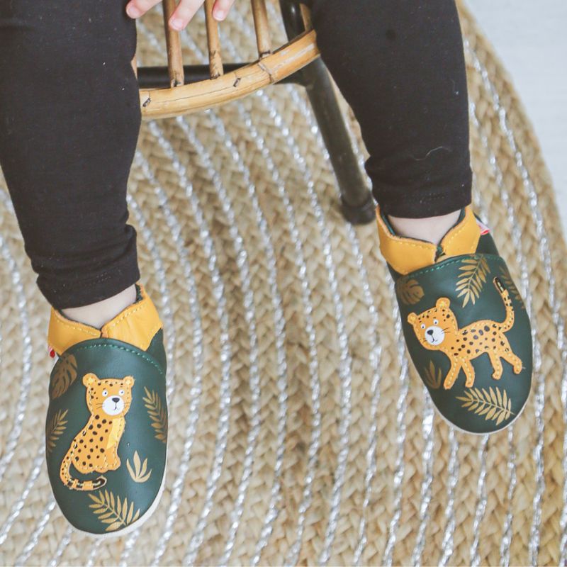 Photo des chaussons enfant cuir souple enfant Cesar le jaguar portés par un enfant.