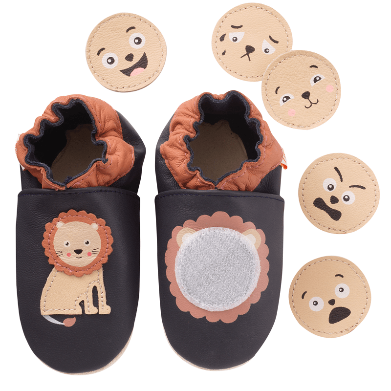 Photo des chaussons bébé en cuir souple Emotions lion vue de face. 
