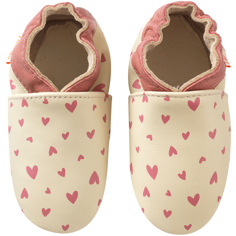 Photo des chaussons en cuir souple enfant Juliette les cœurs vue de face.