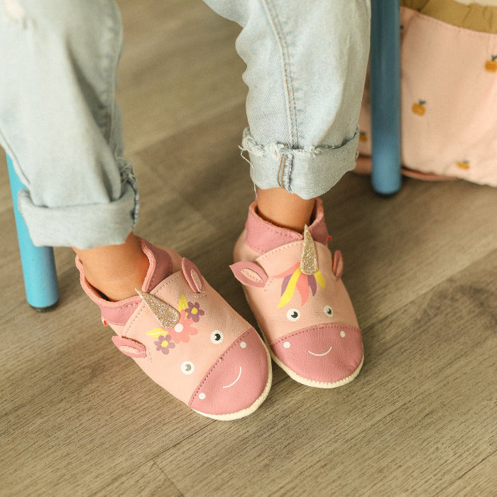 Photo des chaussons cuir souple enfant Lise la licorne portés par un enfant.