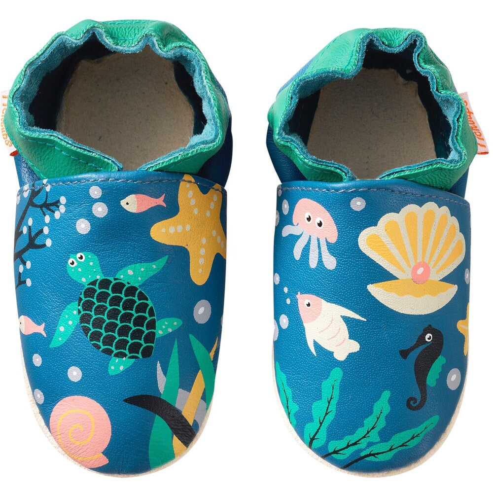 Chaussons enfants cuir souple bleu avec imprimés sur la thématique de la mer, vue de face.
