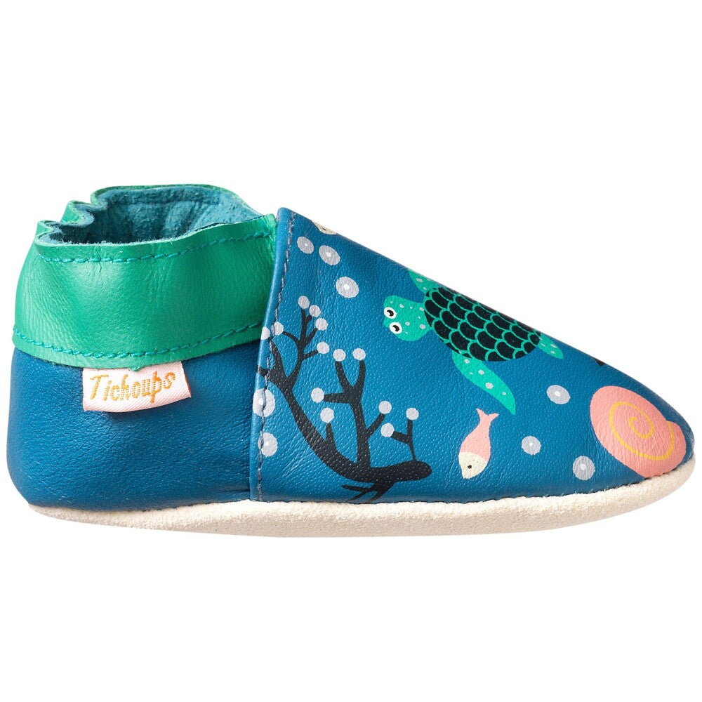 Chaussons cuir souple bleu pour enfants motifs sur le thème de la mer, et vue de profil. 