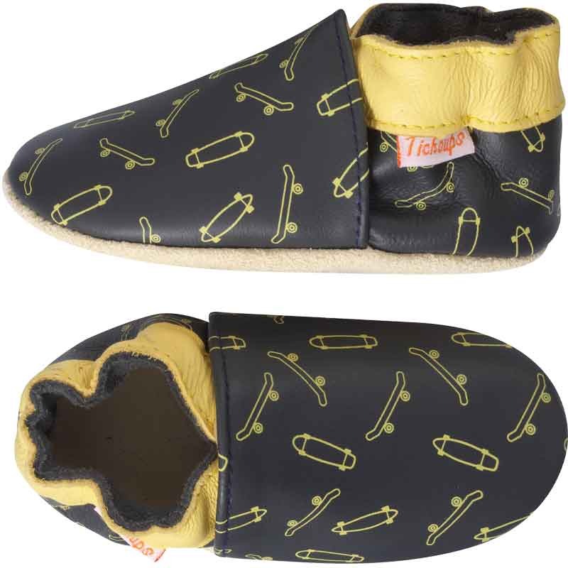  Vue de profil des chaussons en cuir souple enfant Tom les skates.