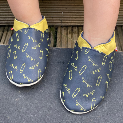 Photo des chaussons en cuir souple enfant Tom les skates portés.