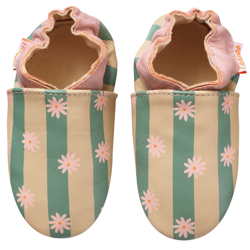 Photo vue de face des chaussons en cuir souple enfant Flore les rayures vertes.
