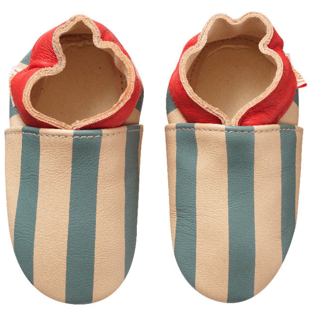 Photo vue de face des chaussons en cuir souple enfant François les rayures bleues.