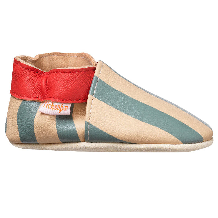 Photo des chaussons en cuir souple enfant François les rayures bleues vue de profil.