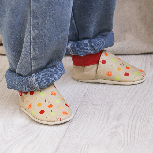 Photo des chaussons enfant cuir souple Lévi les fruits portés par un bébé.