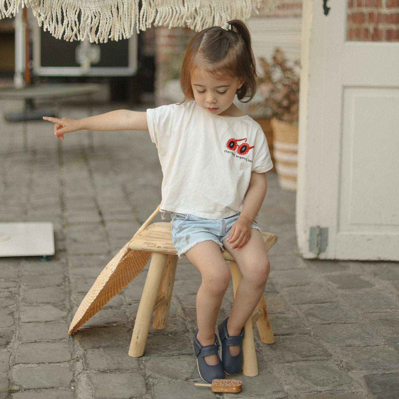 chaussons cuir souple ouvert bleu marine portés par un enfant 