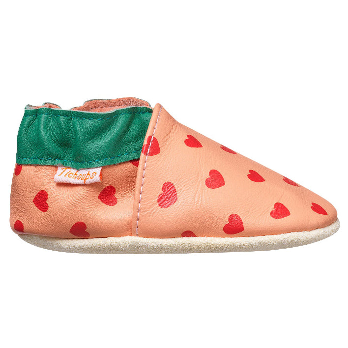 Photo des chaussons en cuir souple enfant Poppy les cœurs vue de profil.