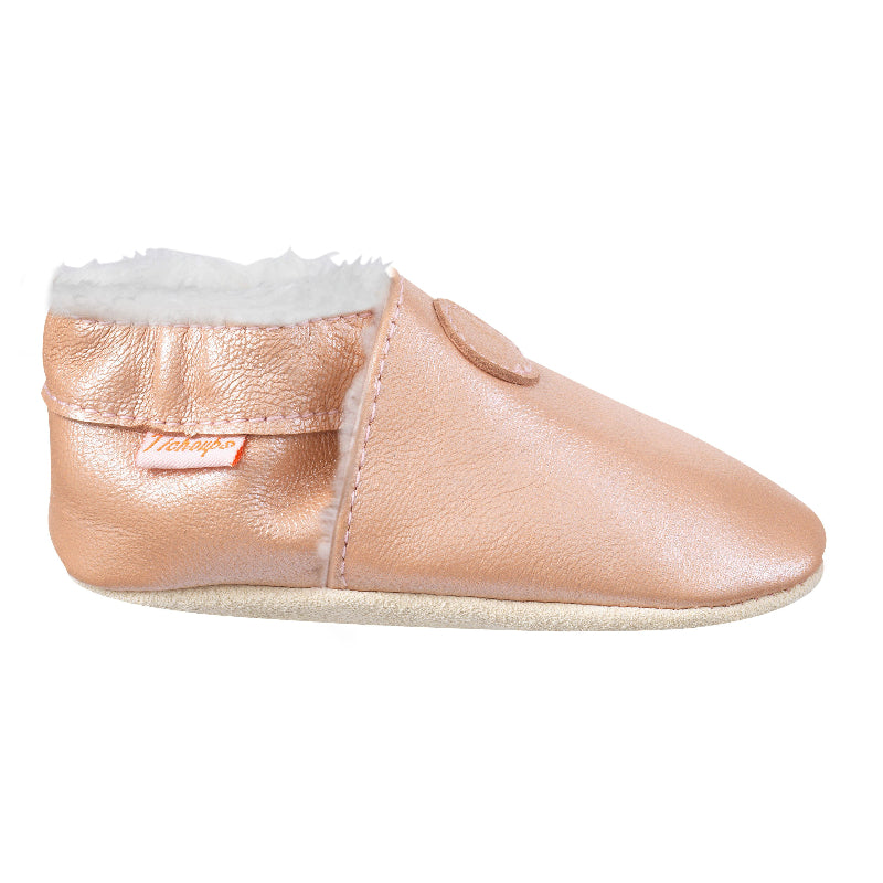 Chaussons cuir souple rose irise fourrés vue de profil