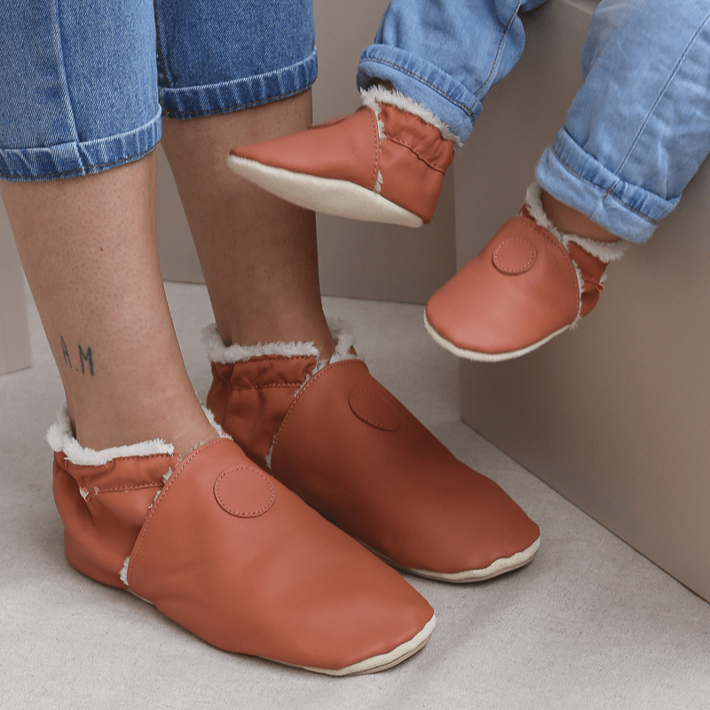 Chaussons cuir souple unis fourrés terracotta vue de face