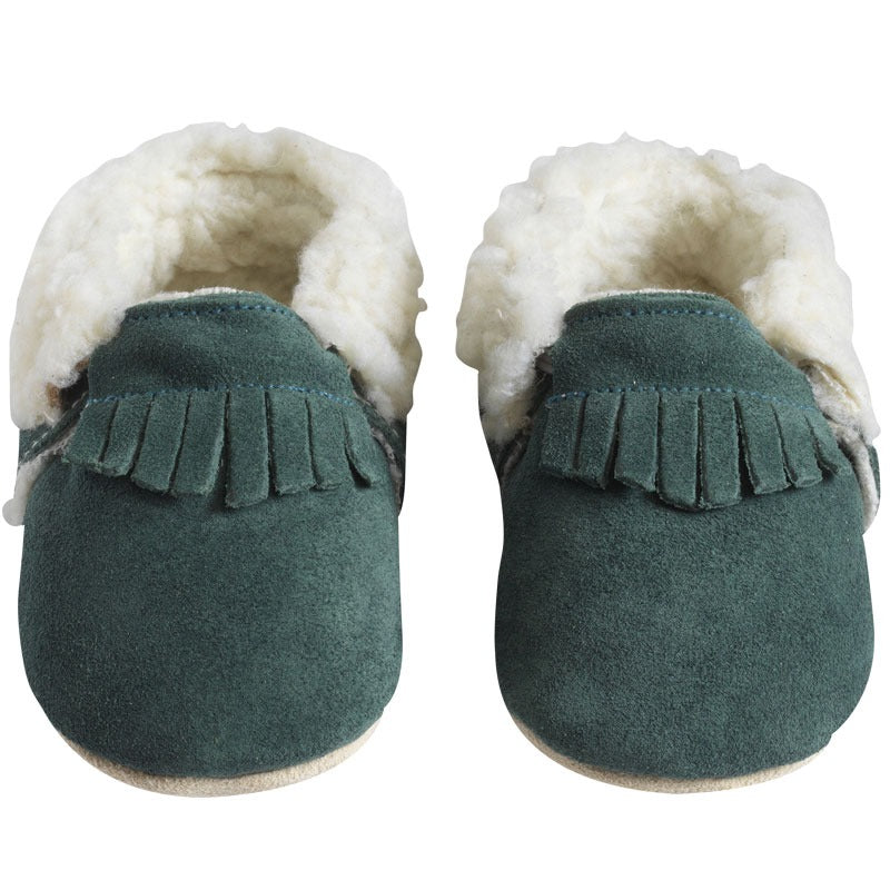 Chaussons fourrés vert cuir souple pour enfant avec franges sur le devant, vue de face