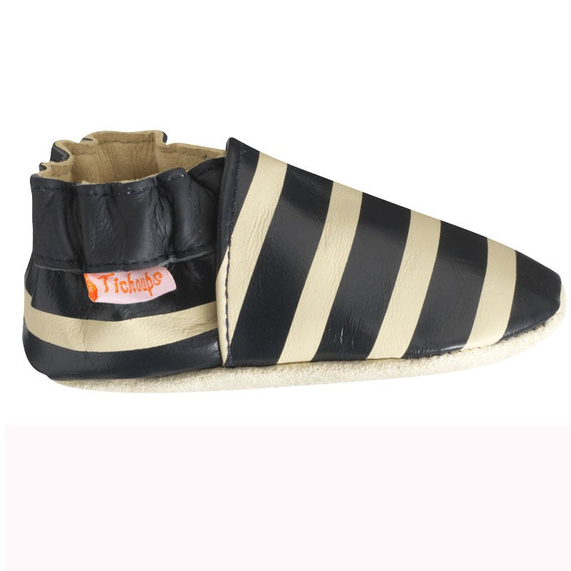 Photo des chaussons bebe cuir souple  marcel raye marine à franges vue de profil.