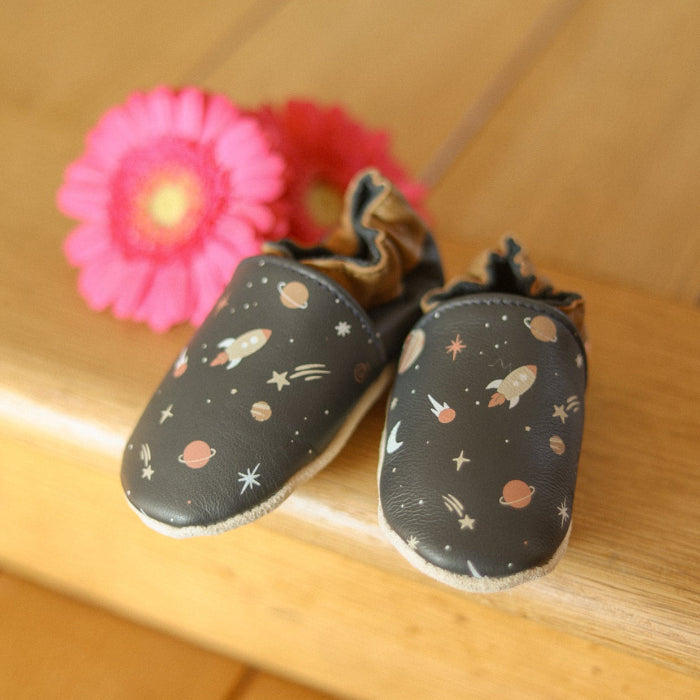 Photo des chaussons enfant en cuir souple Maxence dans l'espace mis en ambiance .