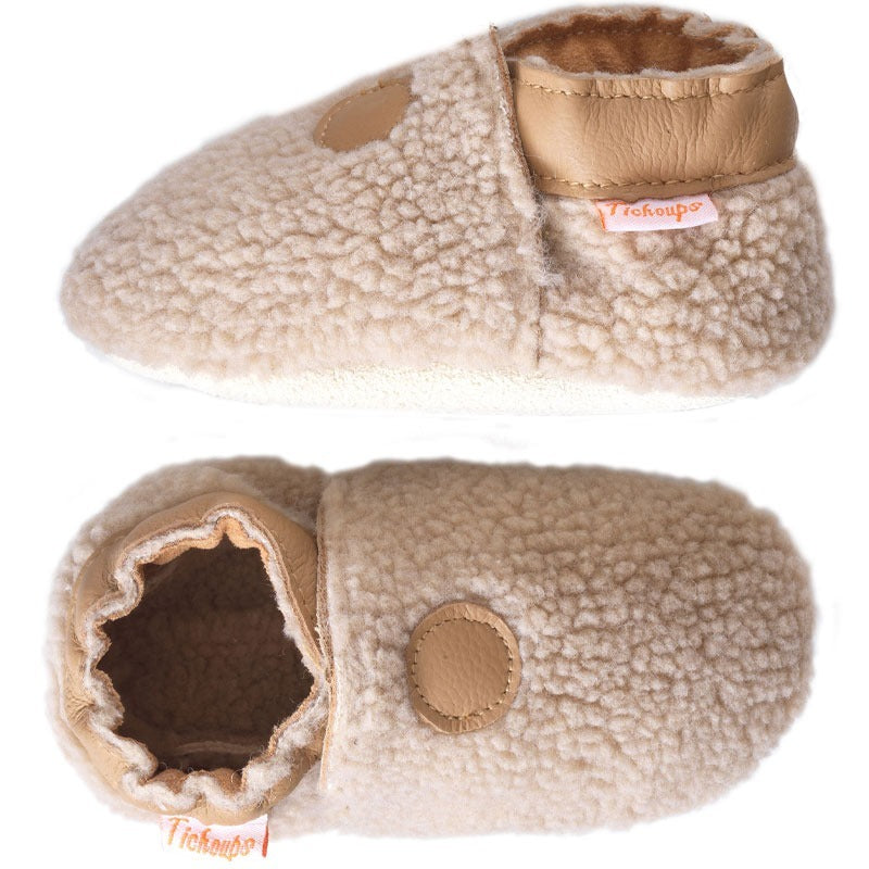 Vue de profil des chaussons souple enfant Bouclettes café.