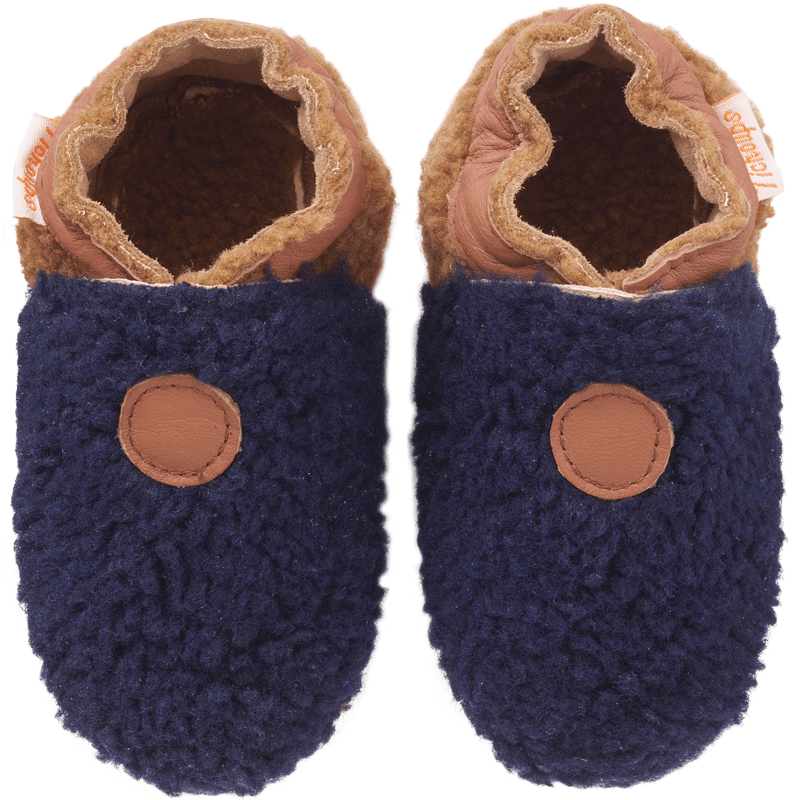 Photo des chaussons bébé cuir souple bouclettes marine noisette vue de face.