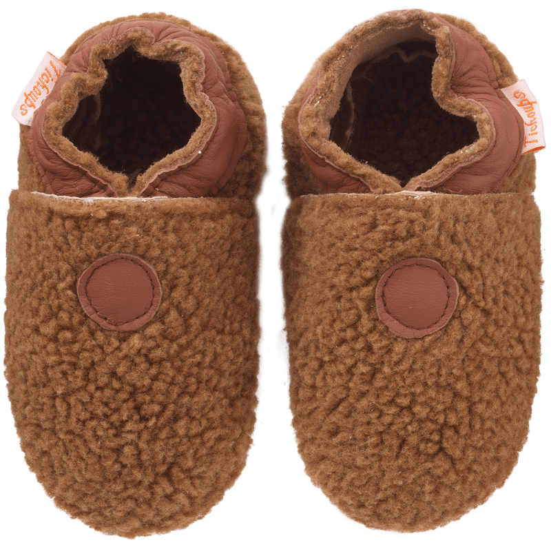 Chaussons bébé cuir souple bouclettes noisette vue de face.
