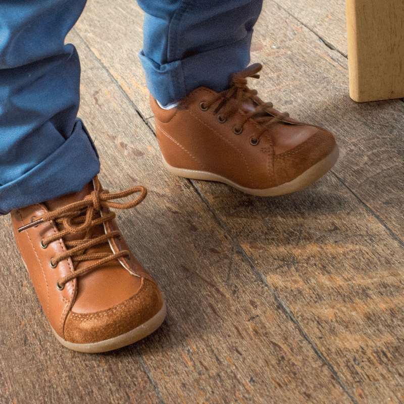 chaussures-premiers-pas-sporti-camel-porte