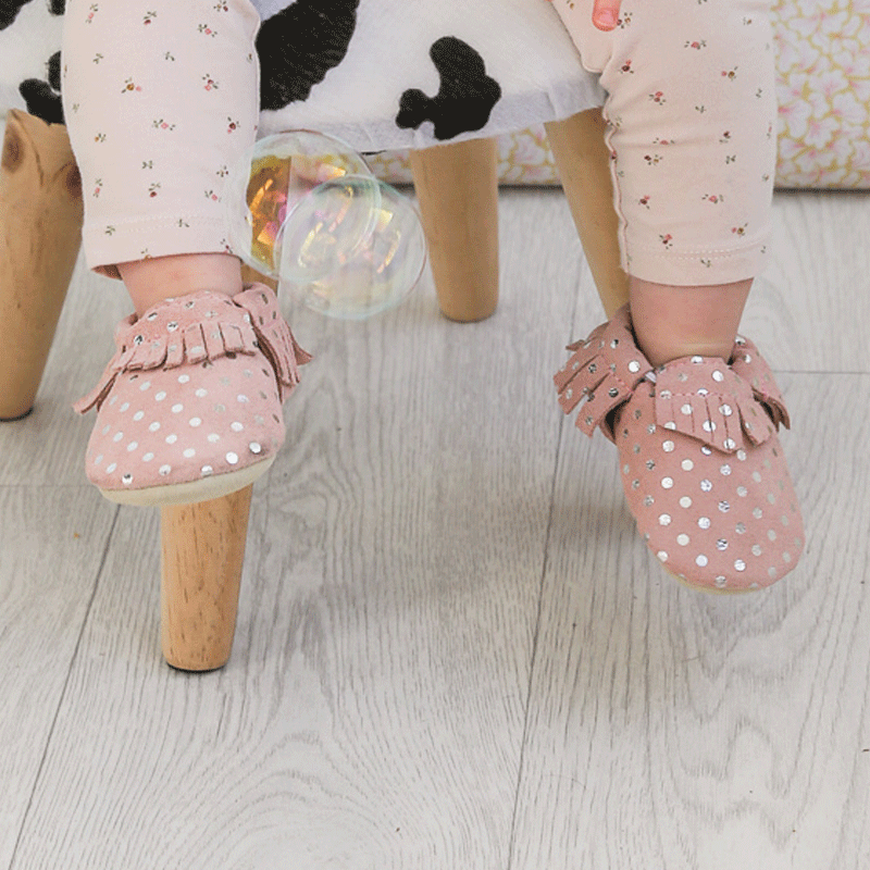 chaussons-bebe-cuir-souple-franges-rose-pois-profil