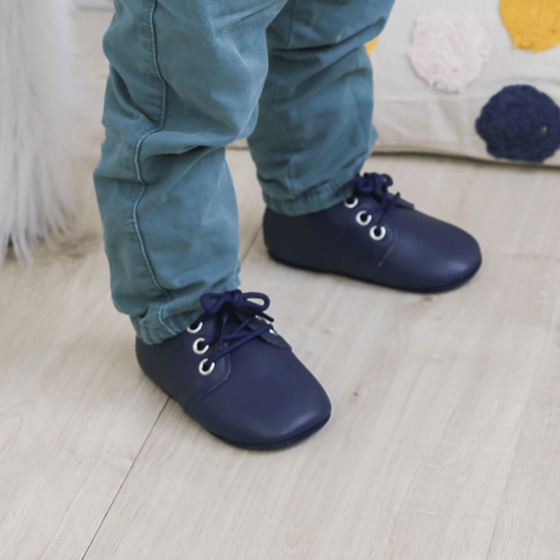 chaussures premiers pas bebe garcon en cuir uni et a lacets bleu bebe
