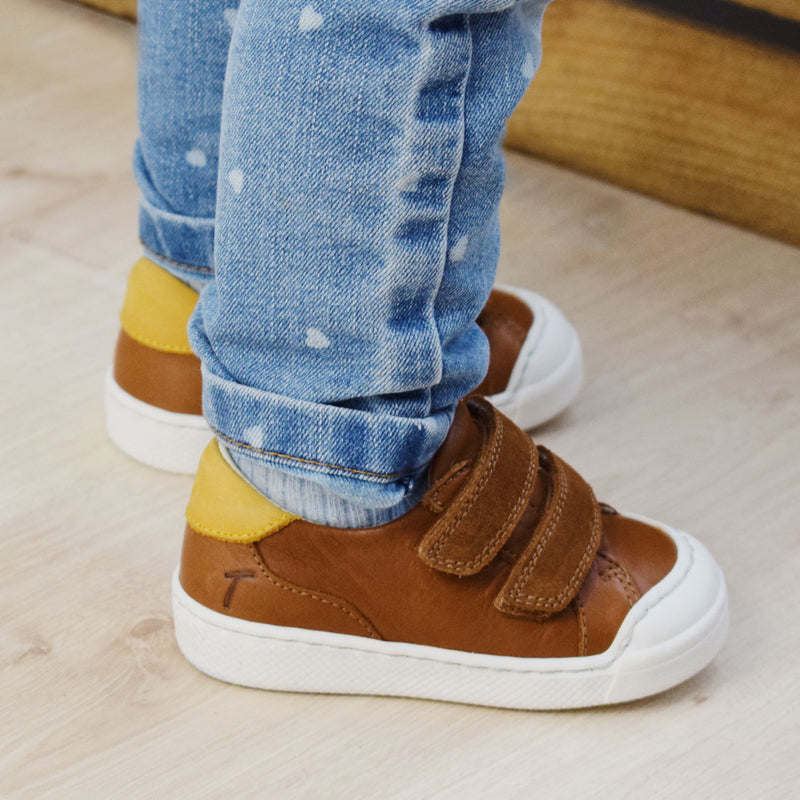 chaussures-premiers-pas-happy-cognac-portee