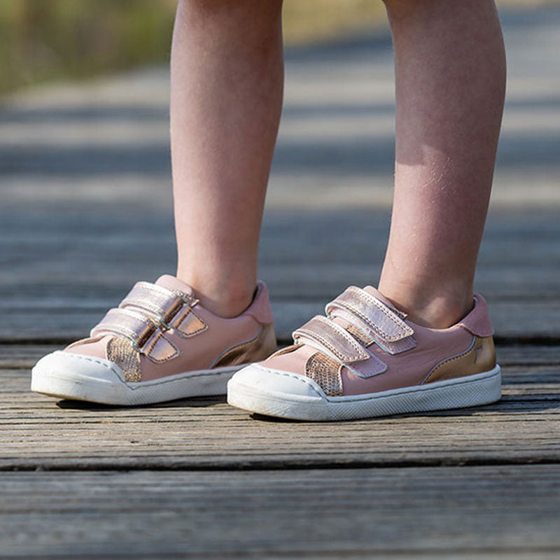 chaussures-premiers-pas-happy-rose-metallise-porte