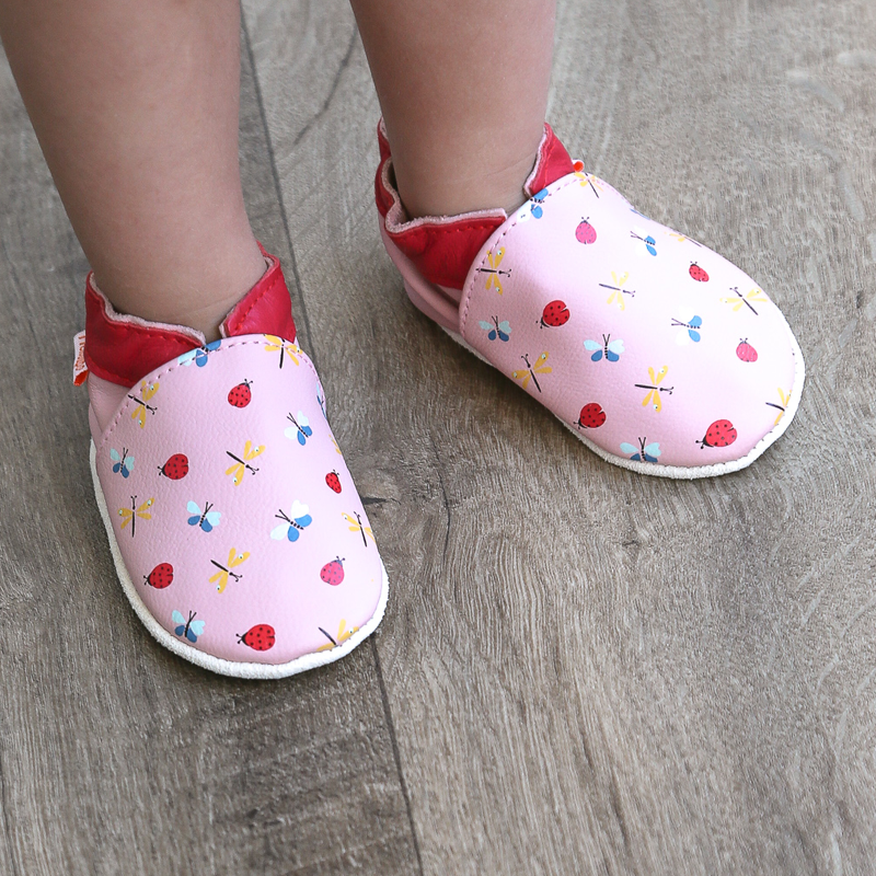 chaussons-bebe-cuir-souple-paloma-papillons-porte