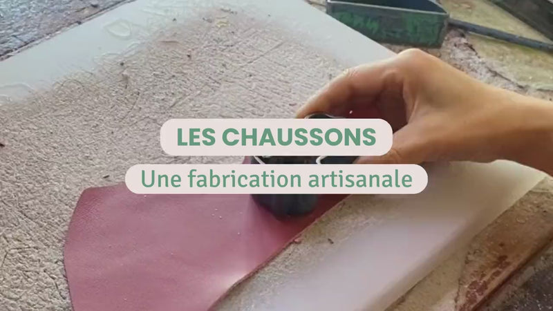 fabrication artisanale de nos chaussons en cuir souple