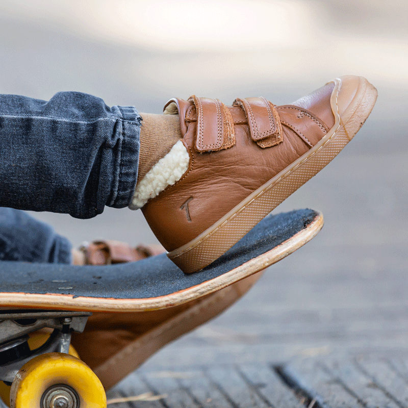 chaussures-premiers-pas-scratchy-camel-porte