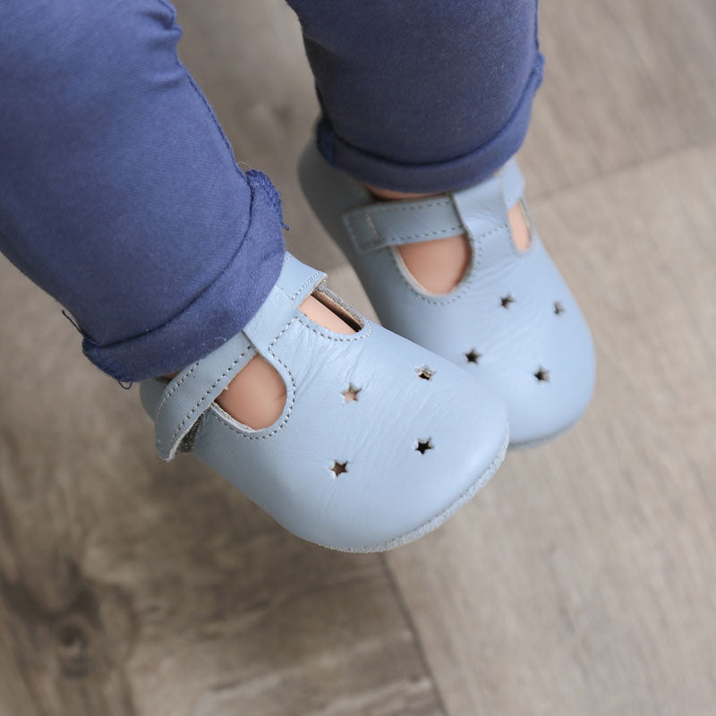 chaussures-bebe-cuir-souple-star-bleu-gris-portee