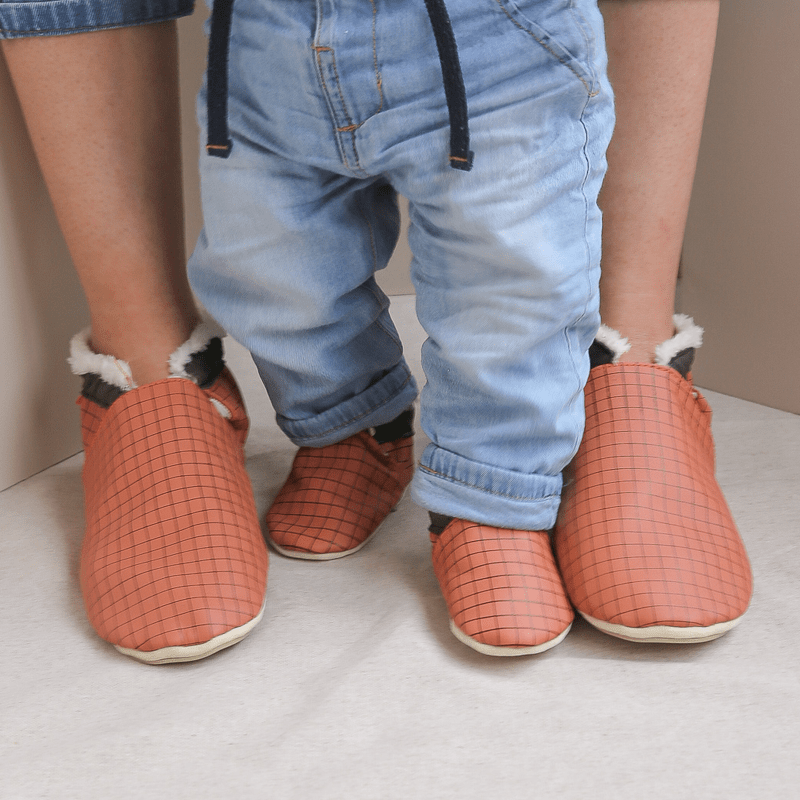chaussons-bebe-cuir-souple-theo-carreaux-redoute