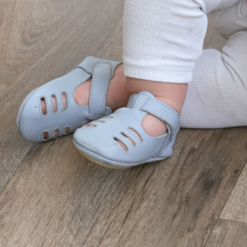 chaussures-bebe-cuir-souple-tibilly-bleu-gris-porte