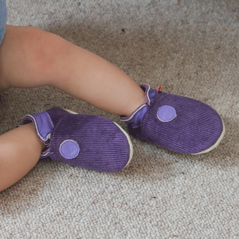 Chaussons-cuir-bebe-souple-velours-violet-face